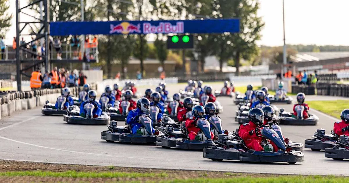 Silverstone: Max Verstappen meistert Kart-Herausforderung gegen 100 Fahrer