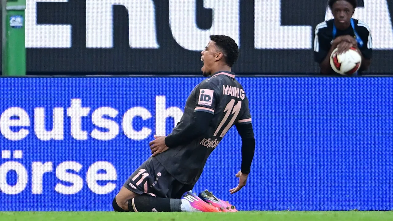 Mainzer Torschütze Königsdörffer jubelt nach Tor provokant vor HSV-Fans